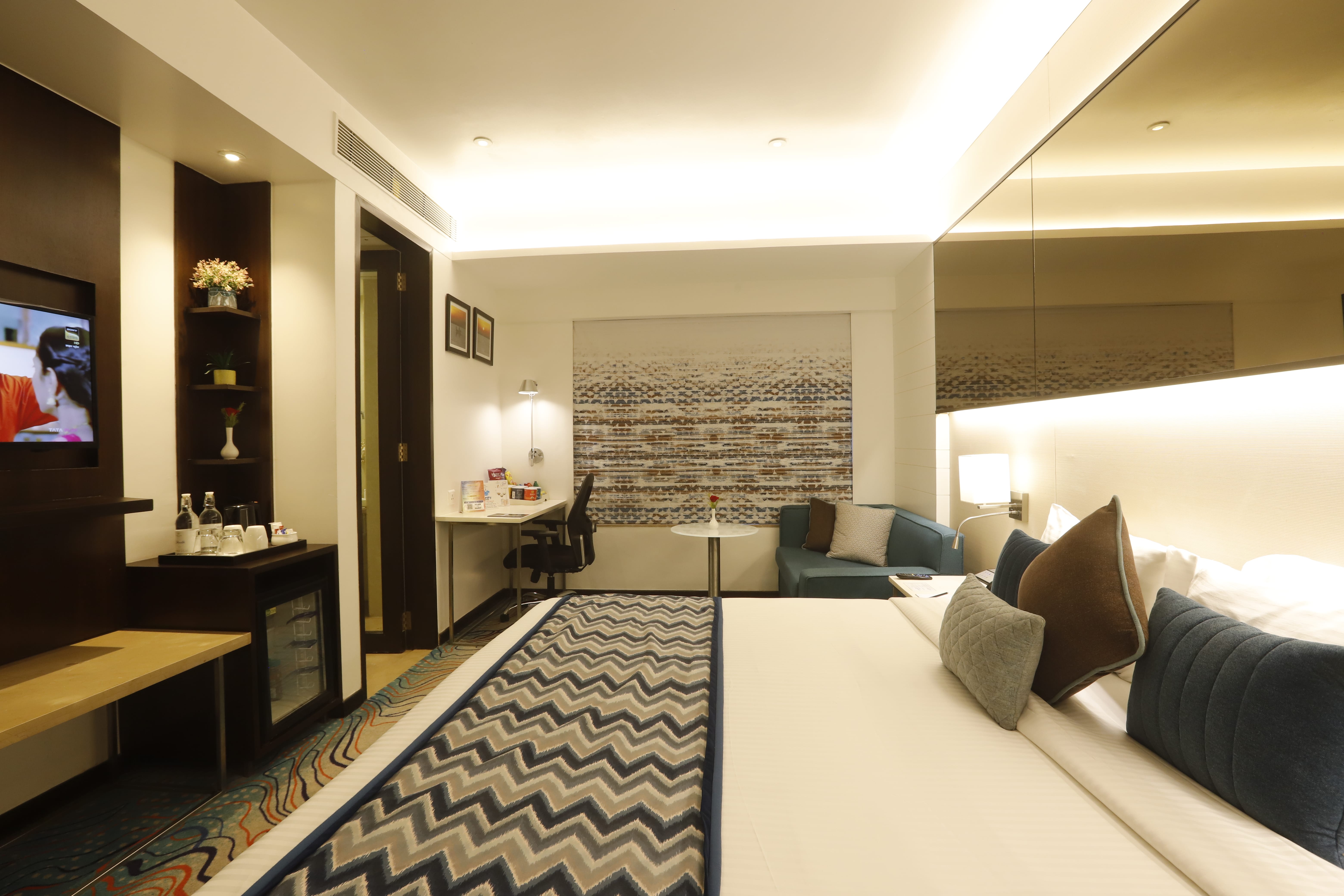 Superior Bathtub King Room with Queen Bed, Bathtub and Smart TV