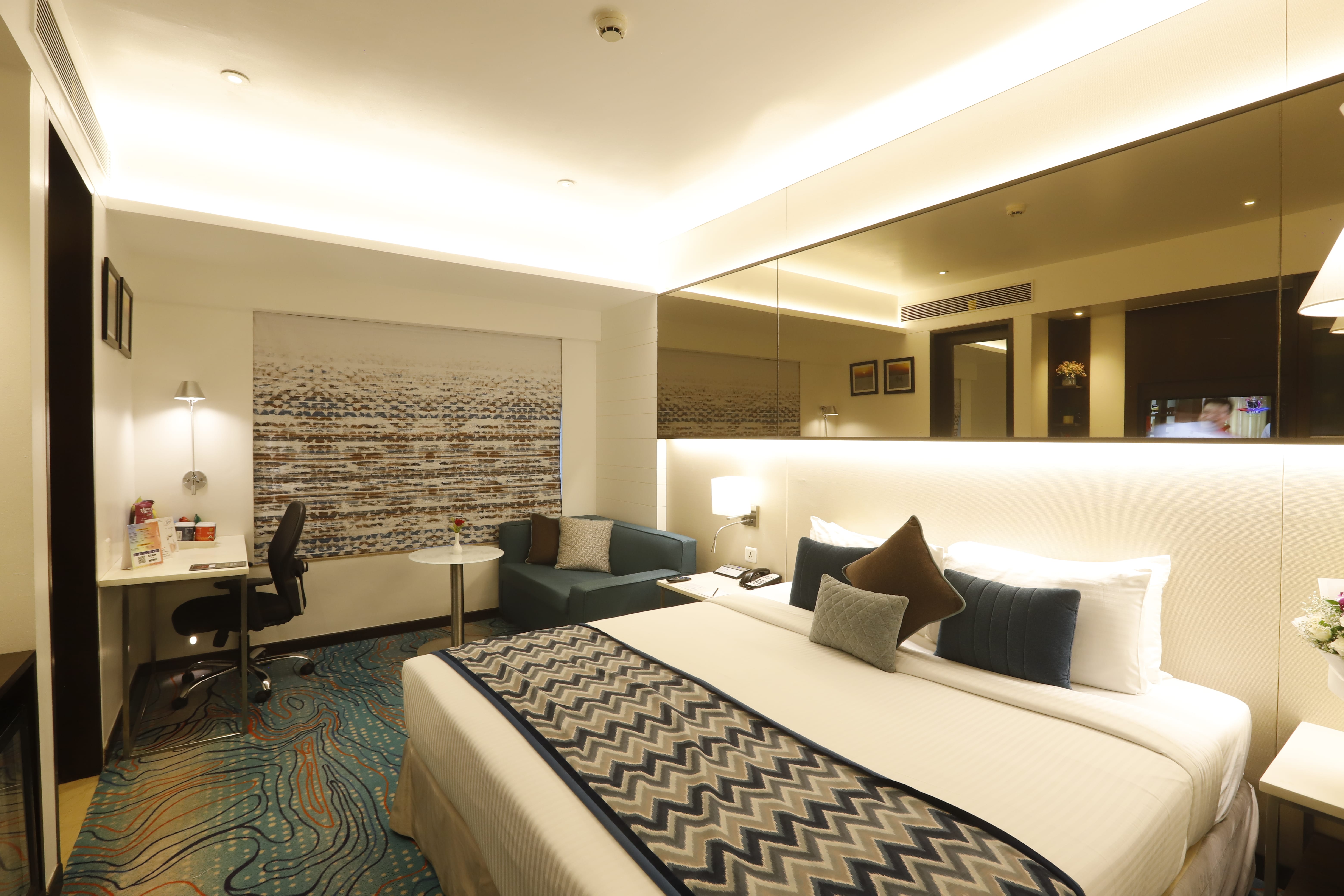 Superior Bathtub King Room with Queen Bed, Bathtub and Smart TV