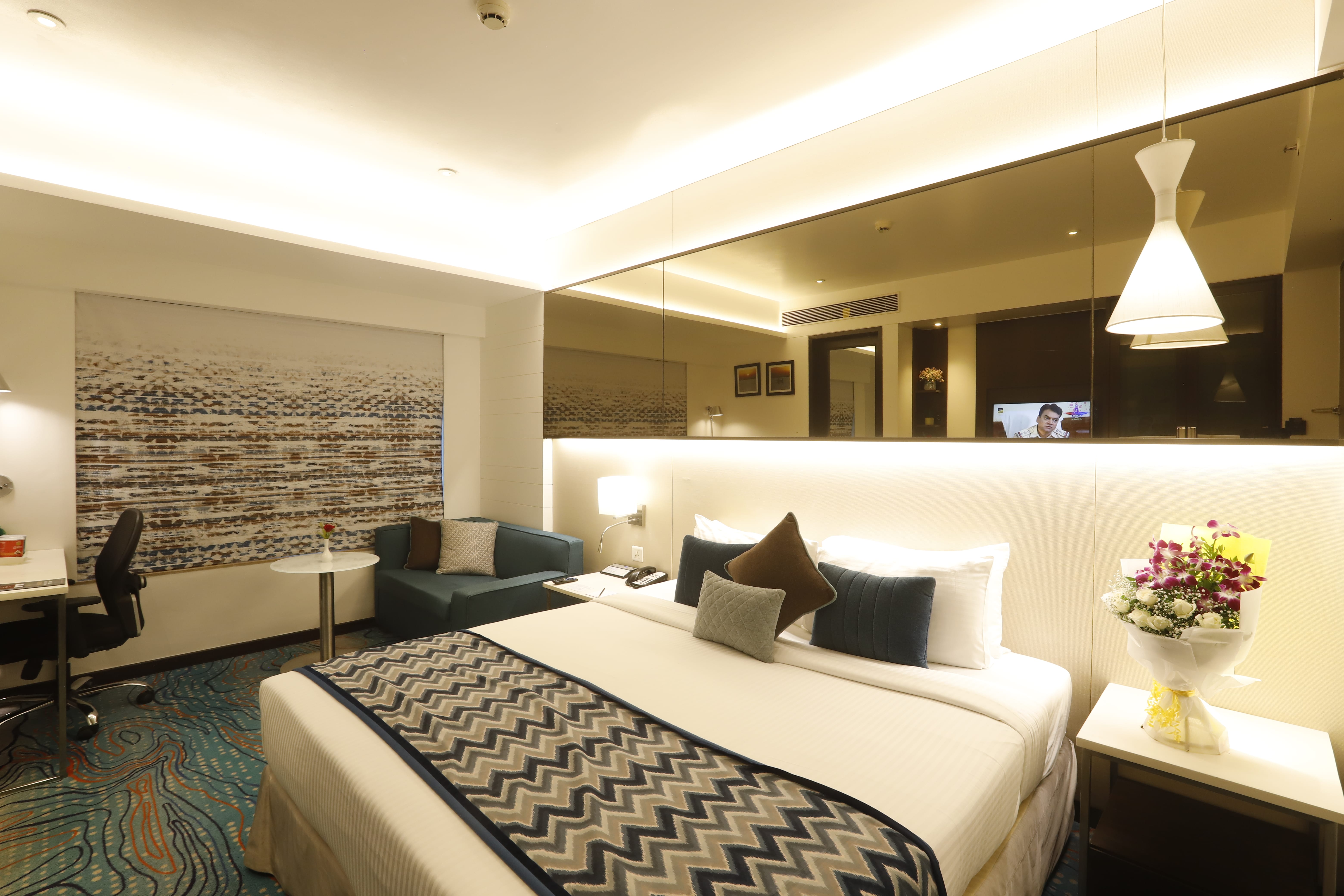 Superior Bathtub King Room with Queen Bed, Bathtub and Smart TV