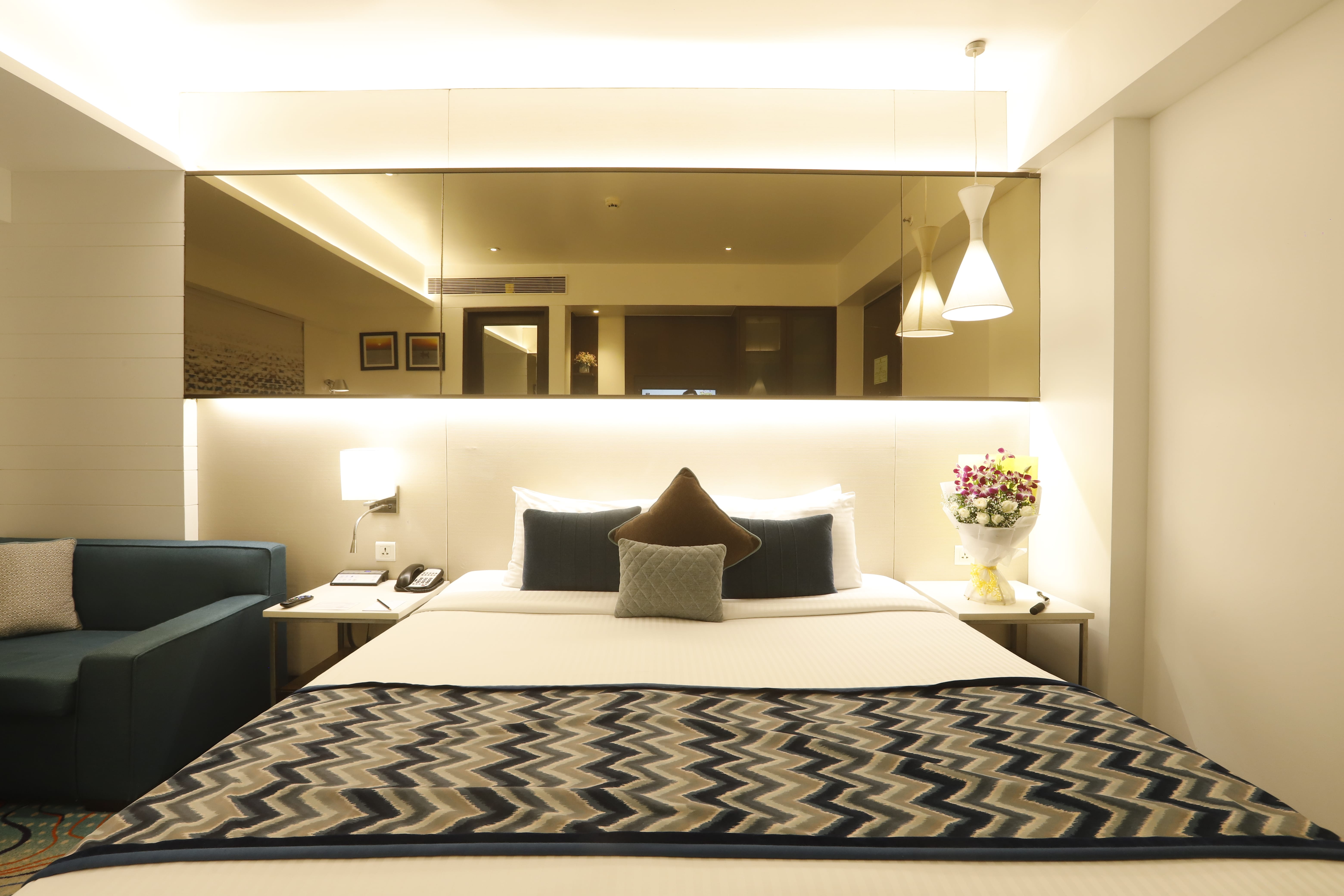 Superior Bathtub King Room with Queen Bed, Bathtub and Smart TV