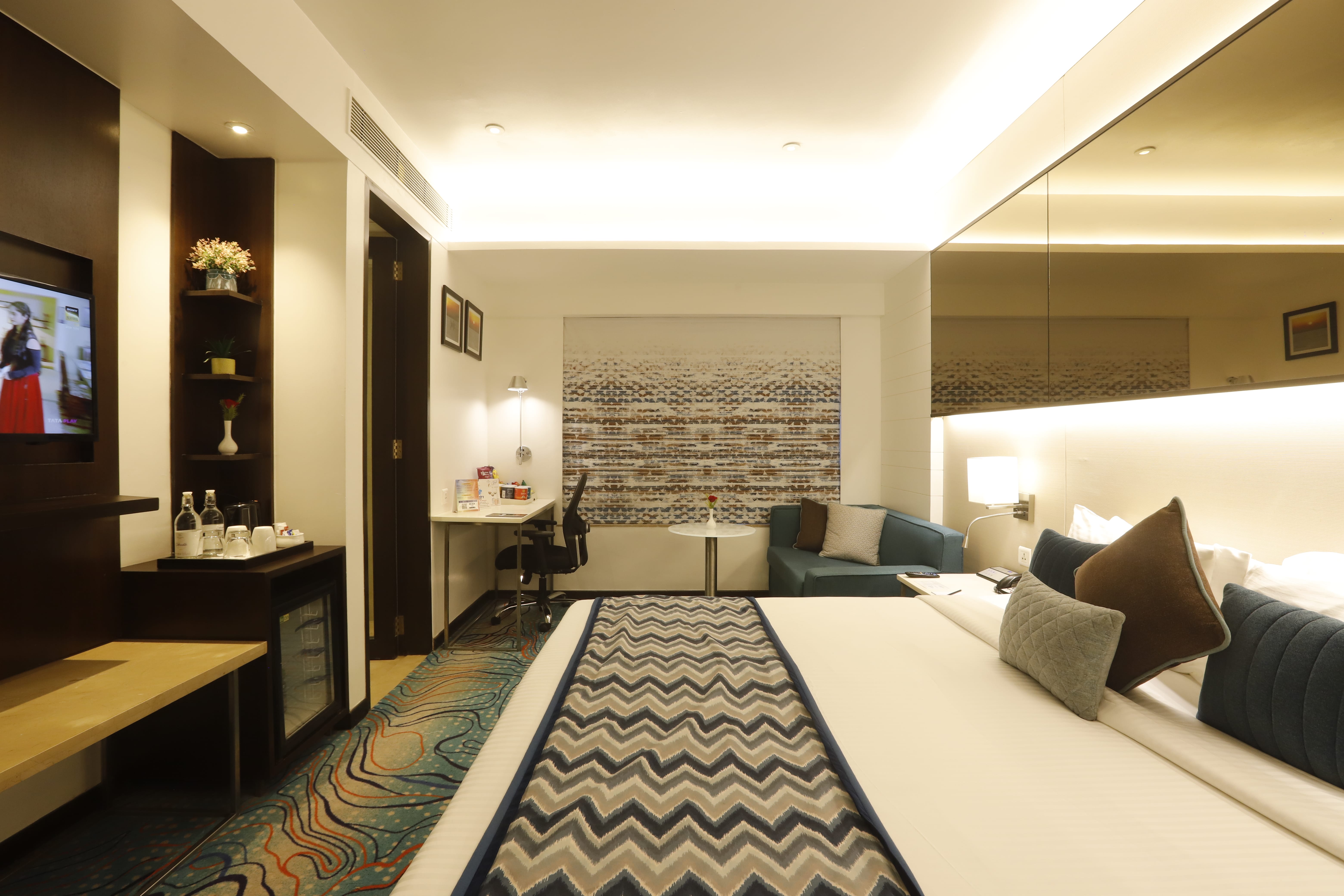 Superior Bathtub King Room with Queen Bed, Bathtub and Smart TV