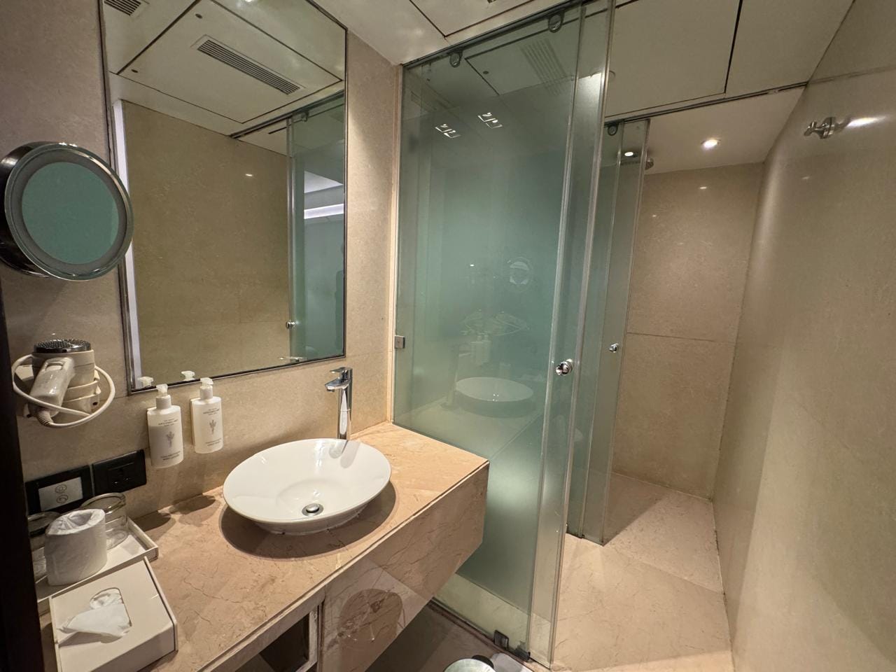 Deluxe King Room En Suite Bathroom