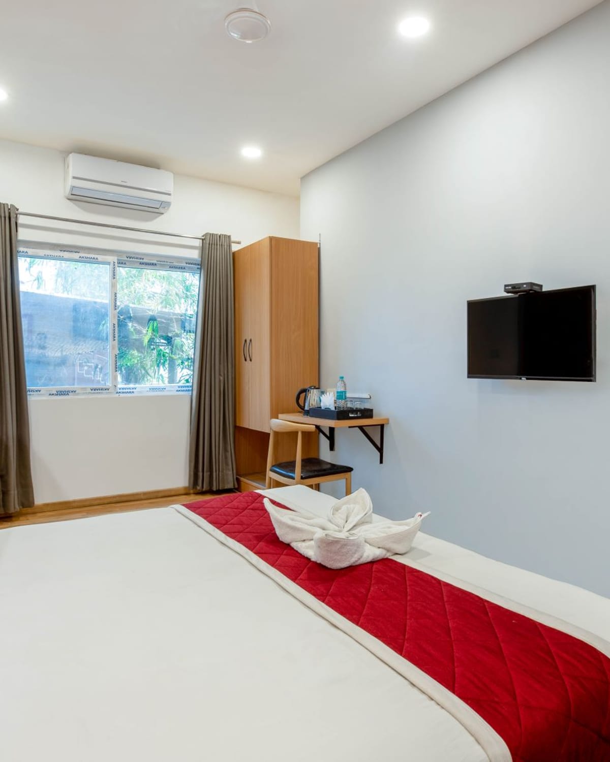 Deluxe Room with queen bed