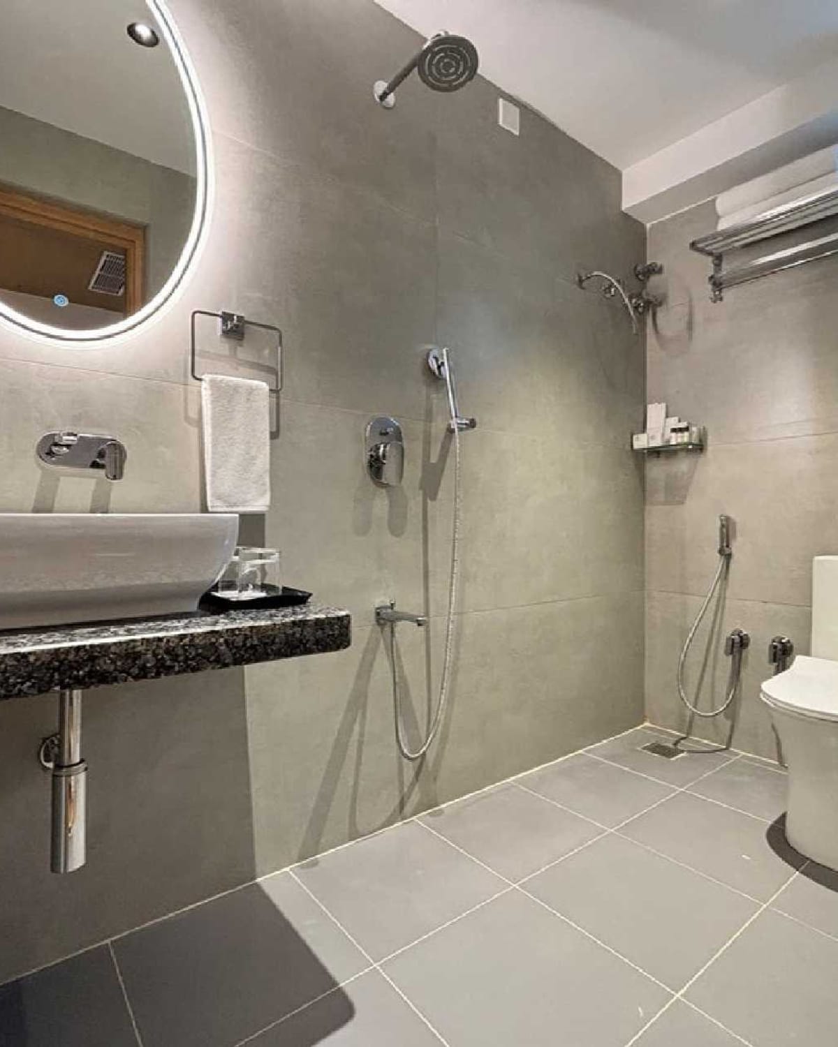 Suite bathroom