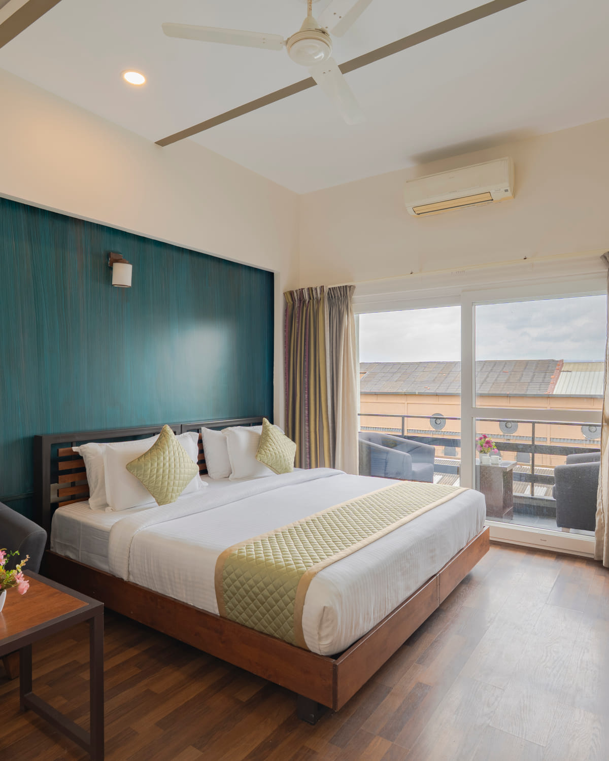 Deluxe Room with queen bed