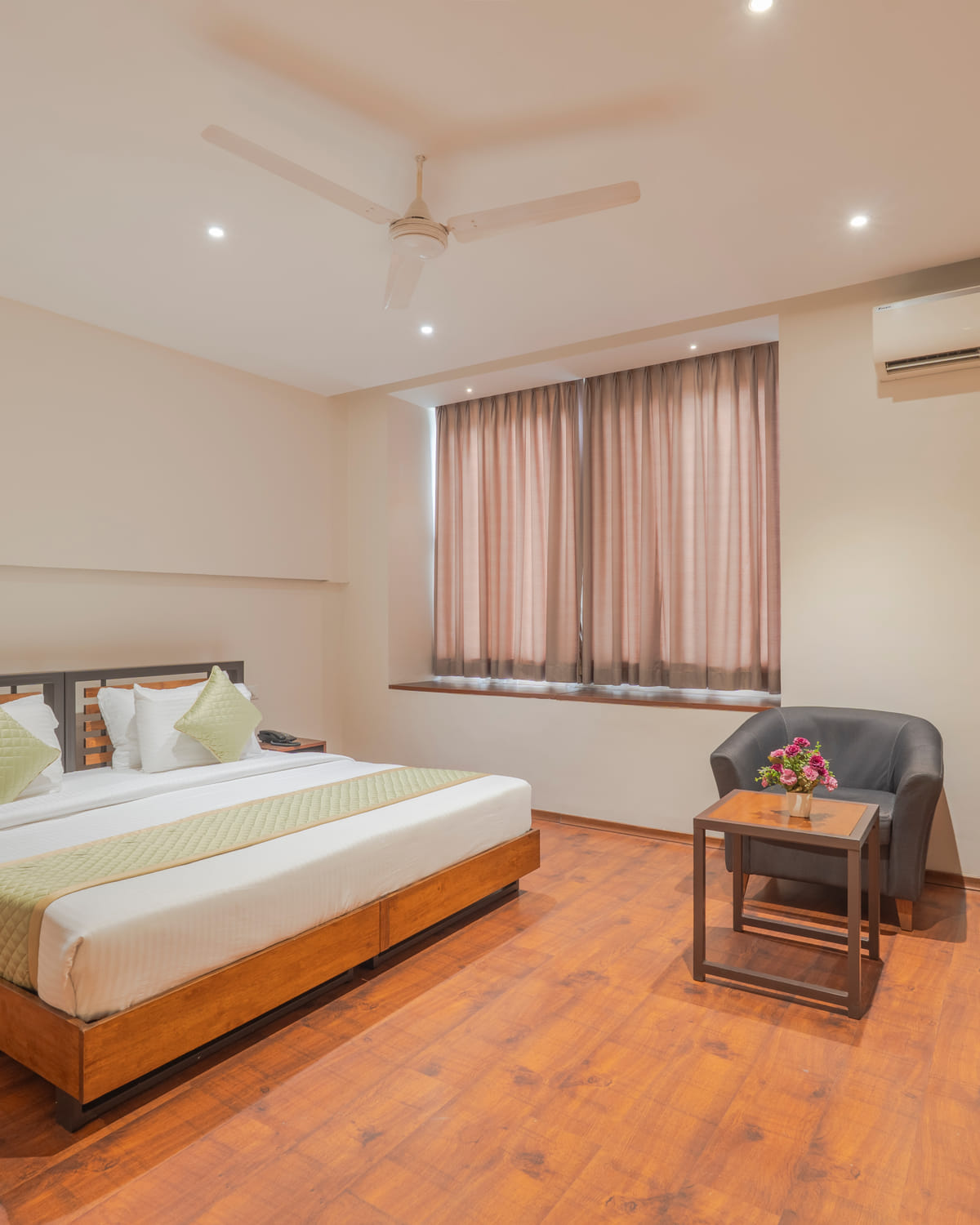 Executive Room with queen bed and work desk