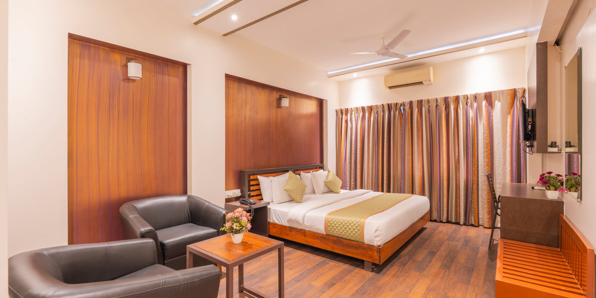 Executive Room with a queen bed and lounge seating