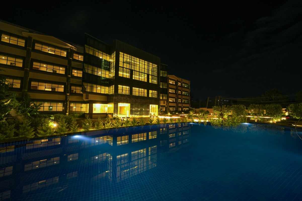 Swimming Pool at VIVIDUS Sleek CN Windsor