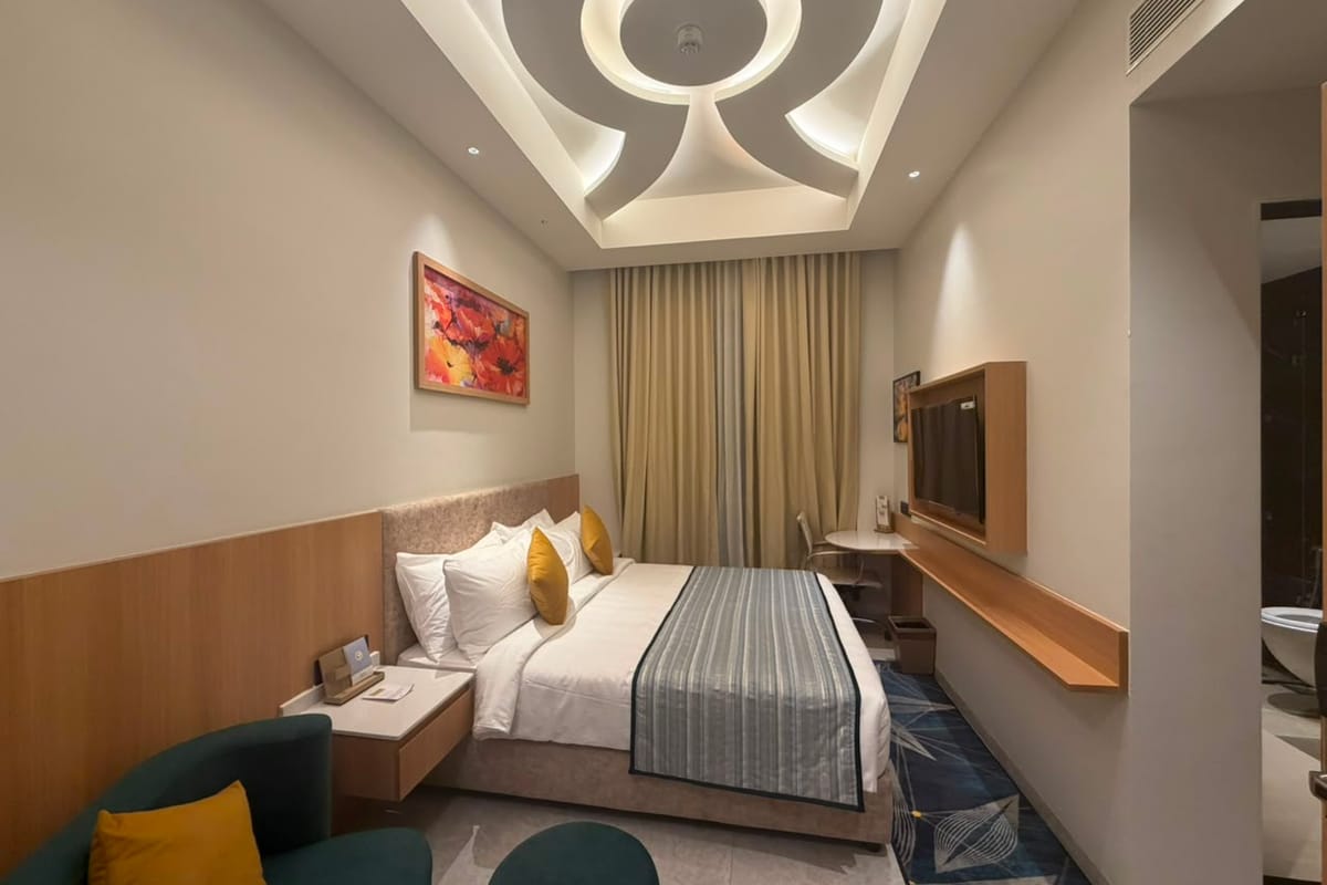 King bed in the 270 sq ft day-use Smart Day Room