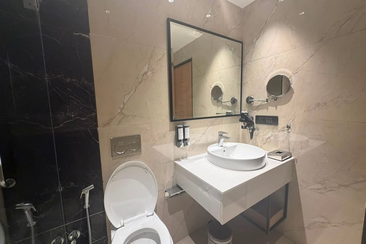 Washbasin vanity and bathroom in the Smart Day Room