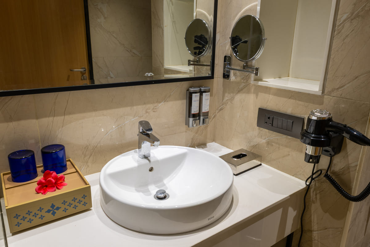 Vanity and washbasin counter in the Triumph Club King bathroom