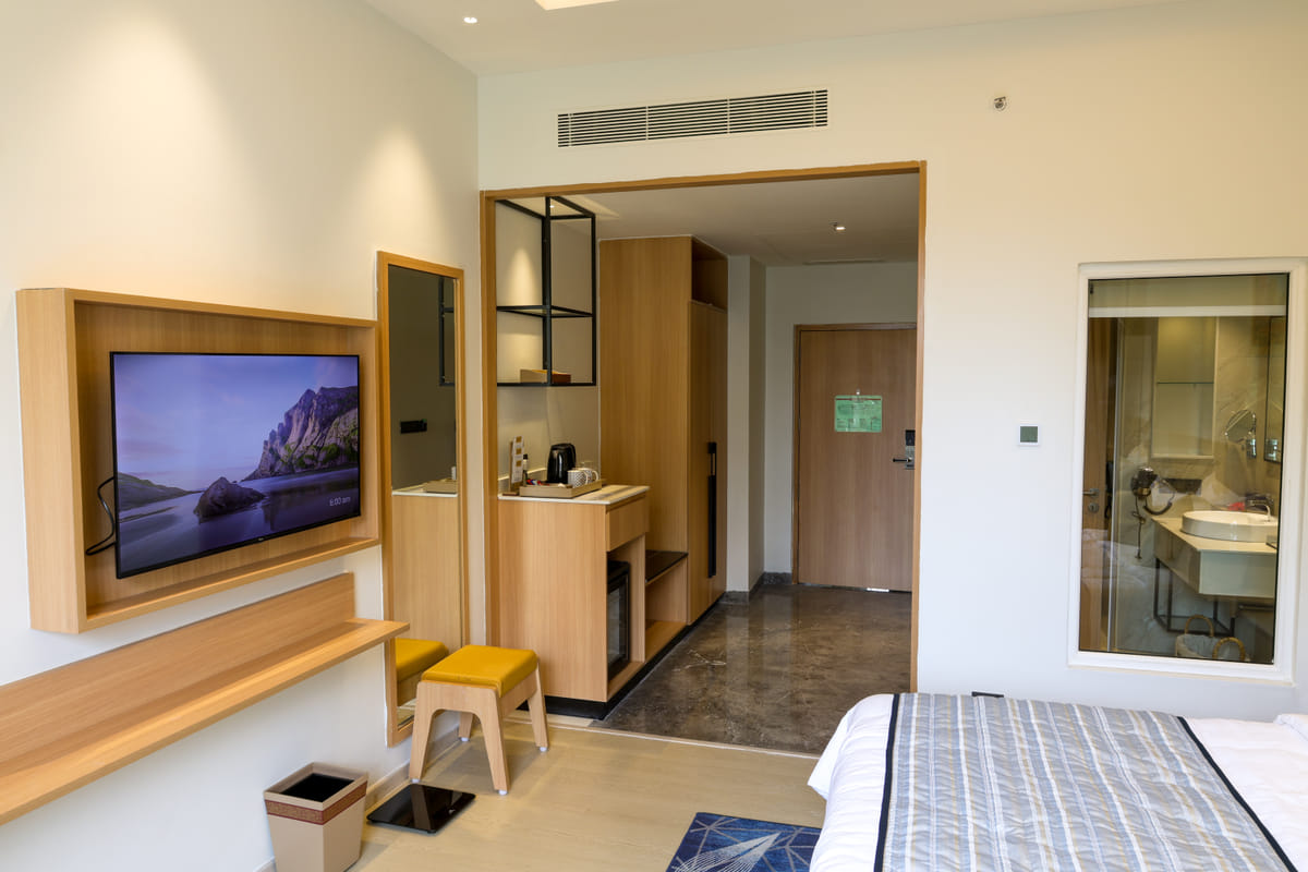 Wall-mounted TV and minibar counter in the Triumph Club King room