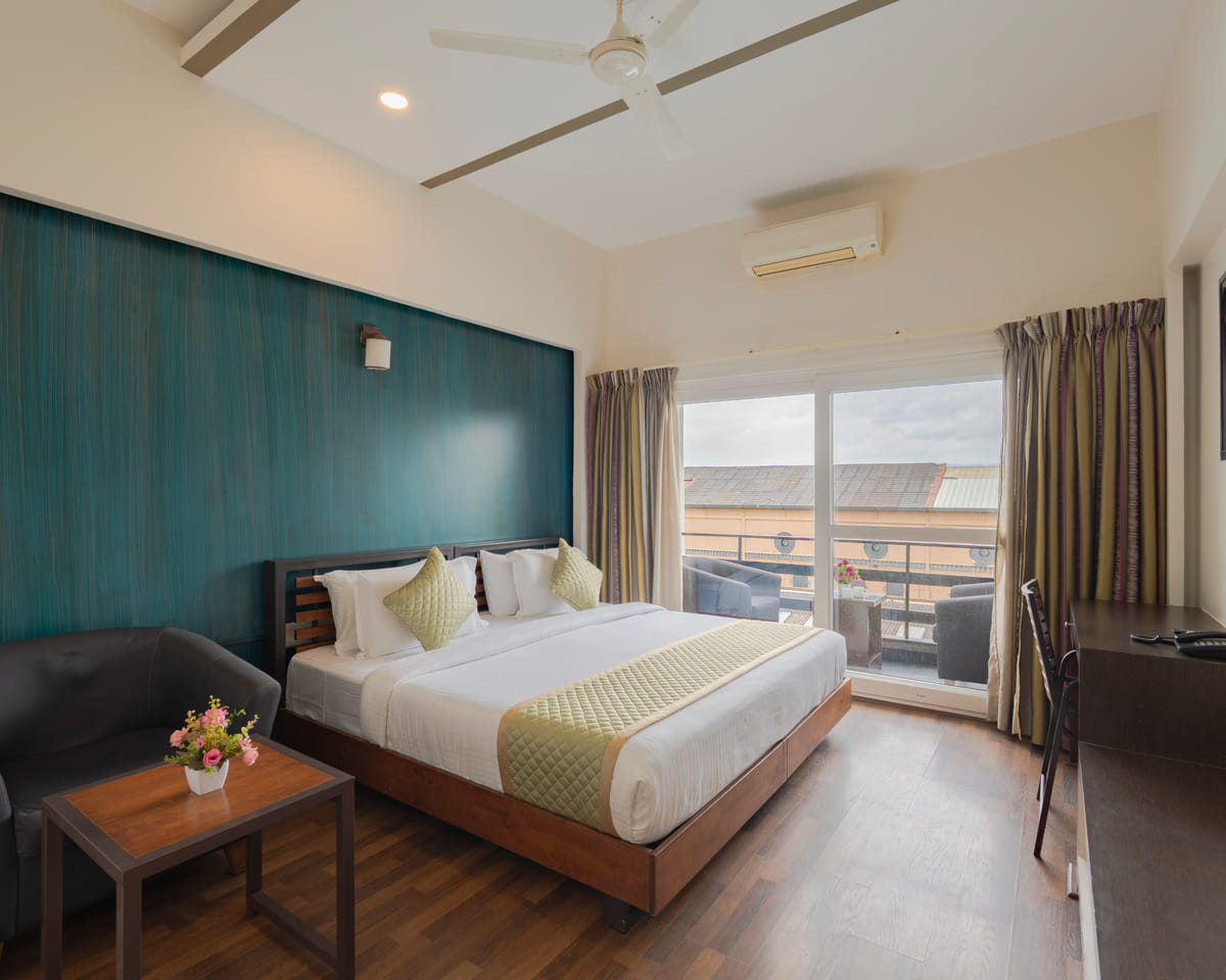 Deluxe Room with queen bed