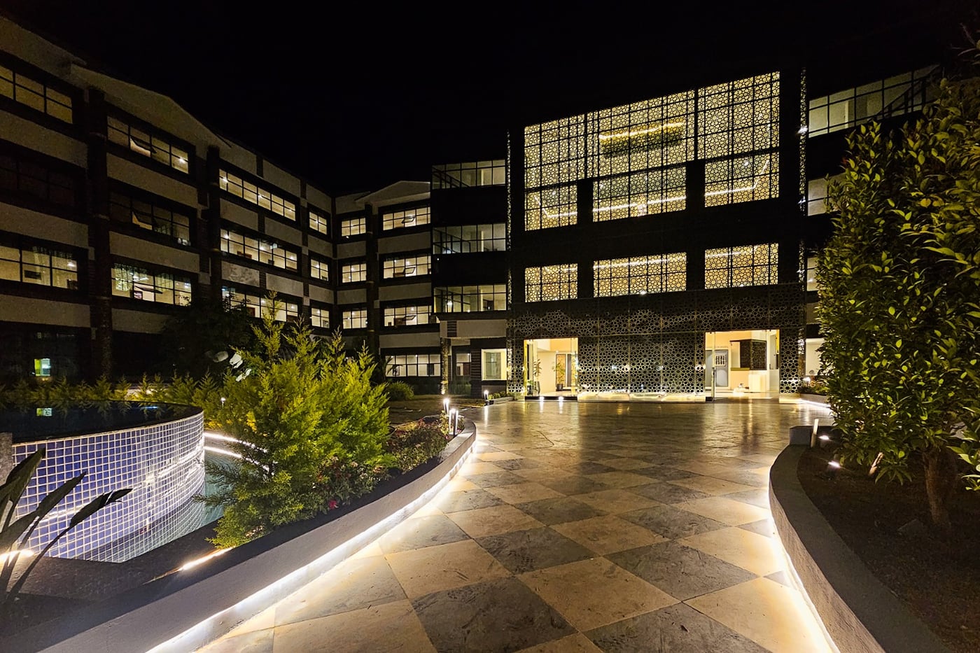 VIVIDUS Sleek CN Windsor facade and courtyard at night