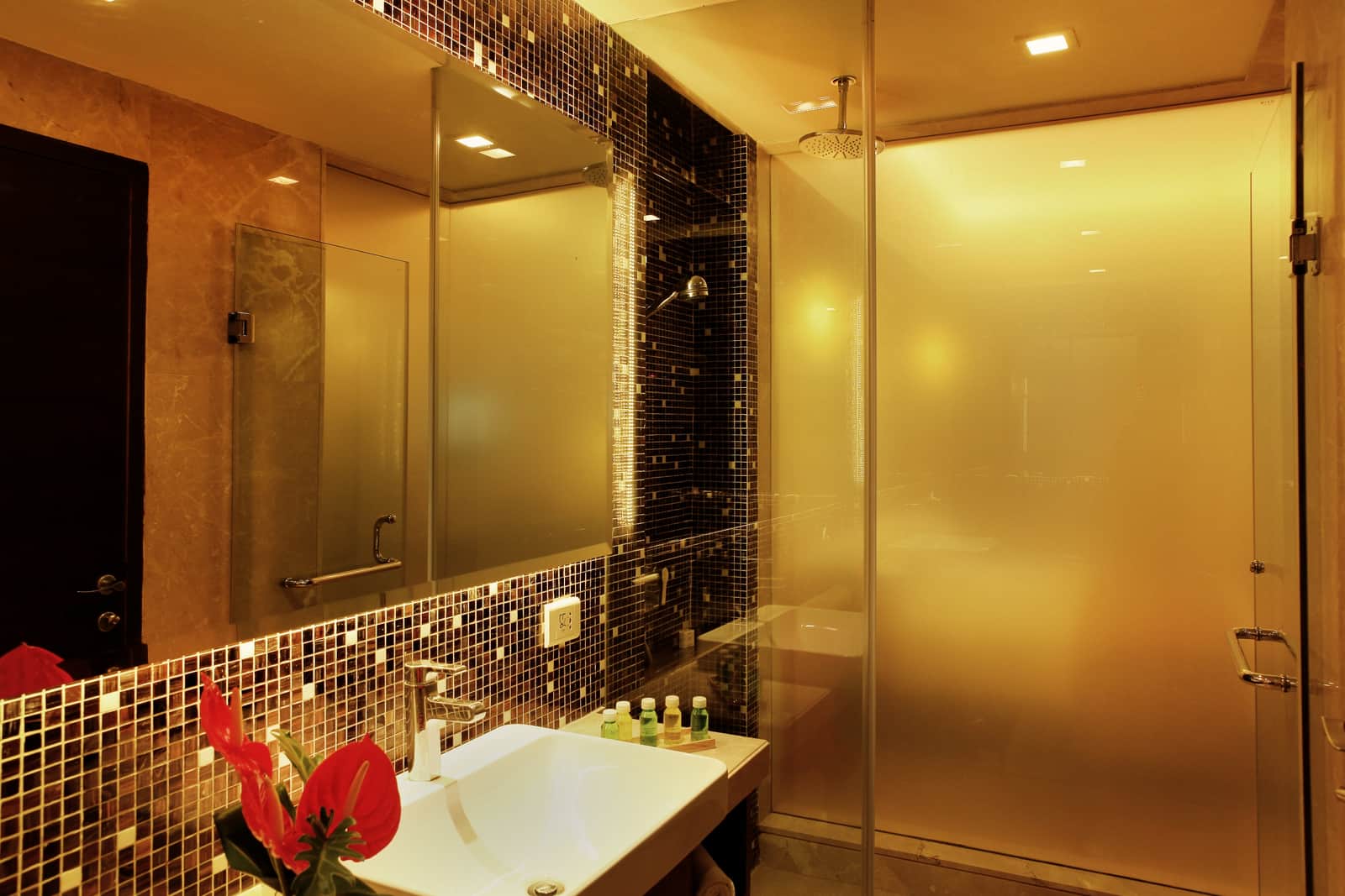 The marble bathroom of a Deluxe Room