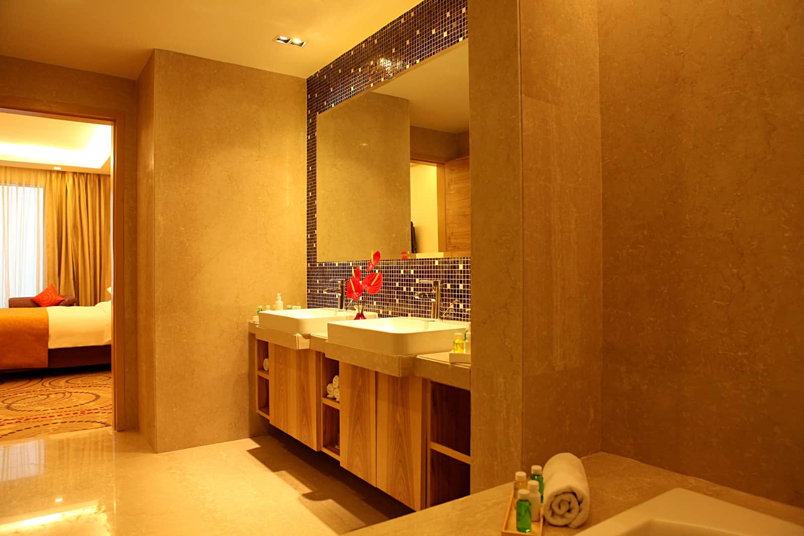 The Italian marble bathroom of the Metropolitan Suite