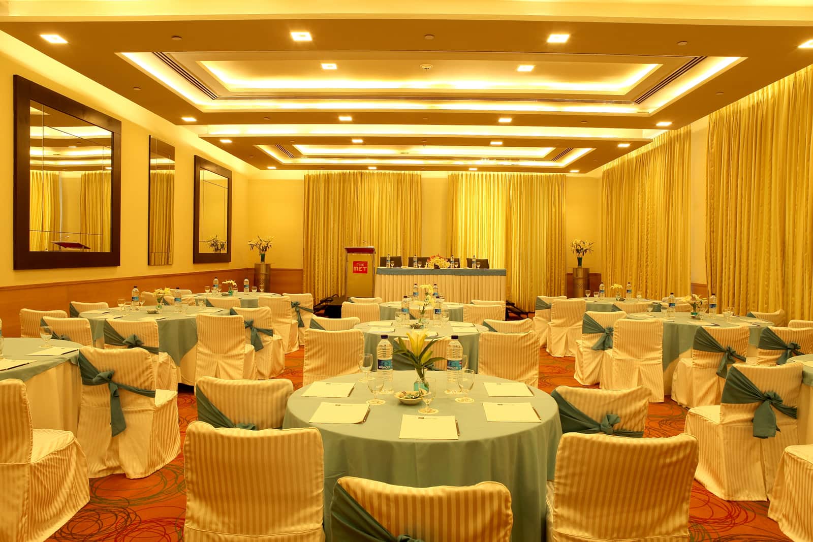 Crest set with round tables