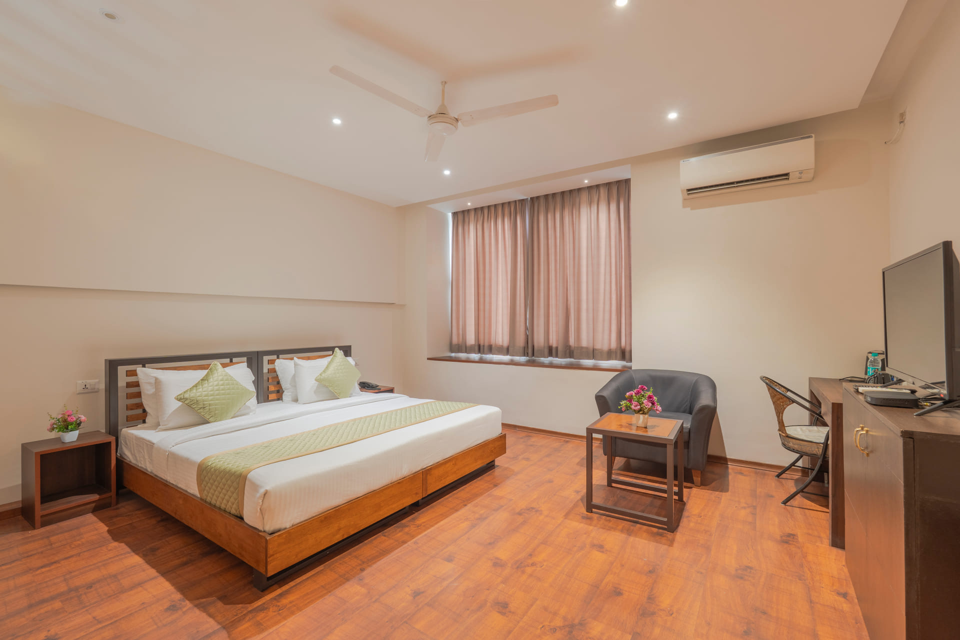 Executive Room with queen bed and work desk