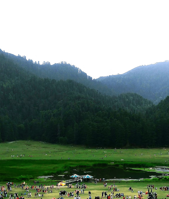 Image of Khajjir filled with people around the lake