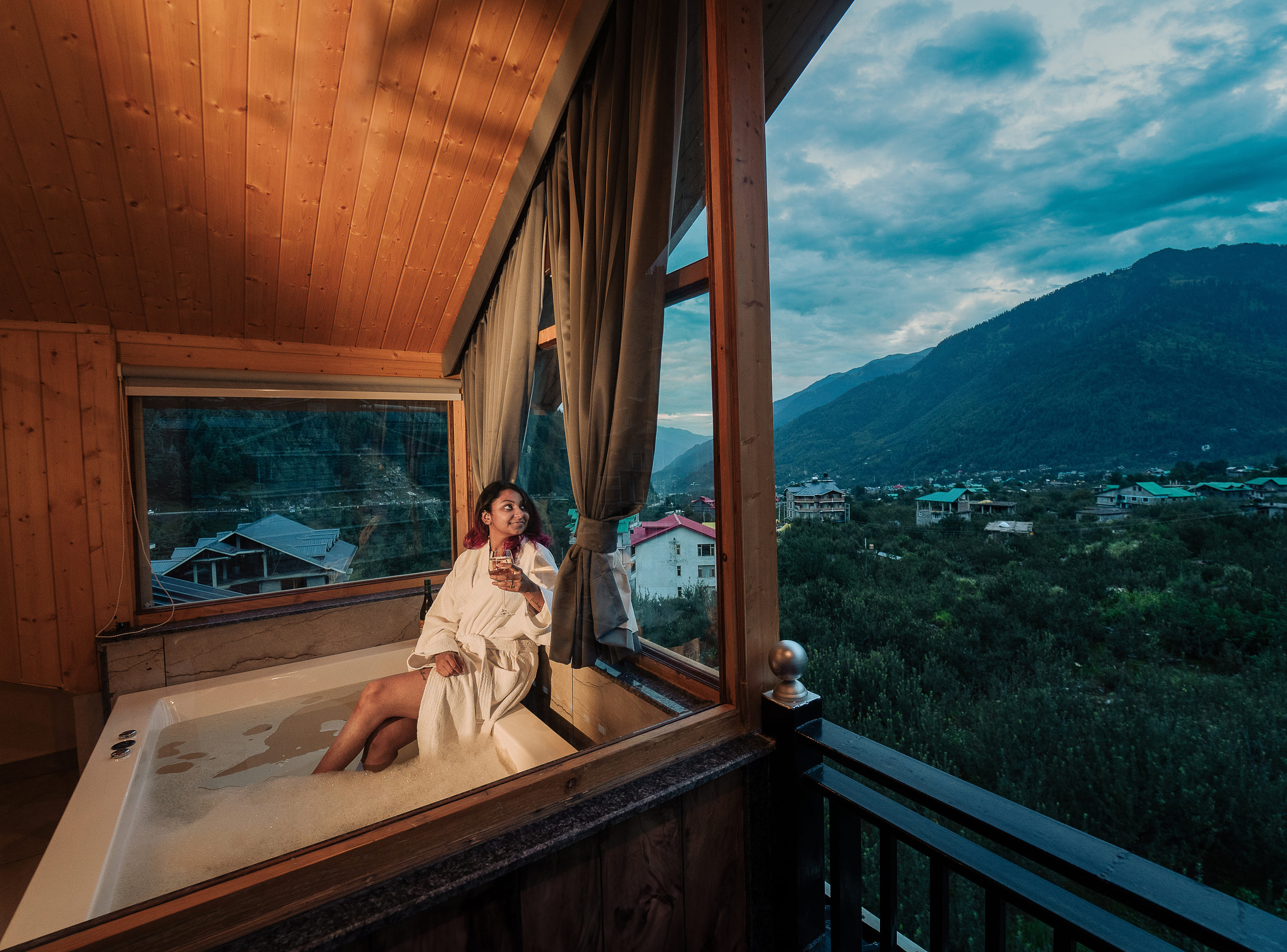 Twin beds in the second bedroom of the Nazaara Luxe Interconnected room at Nazaara Luxe Retreat, mountain view outside