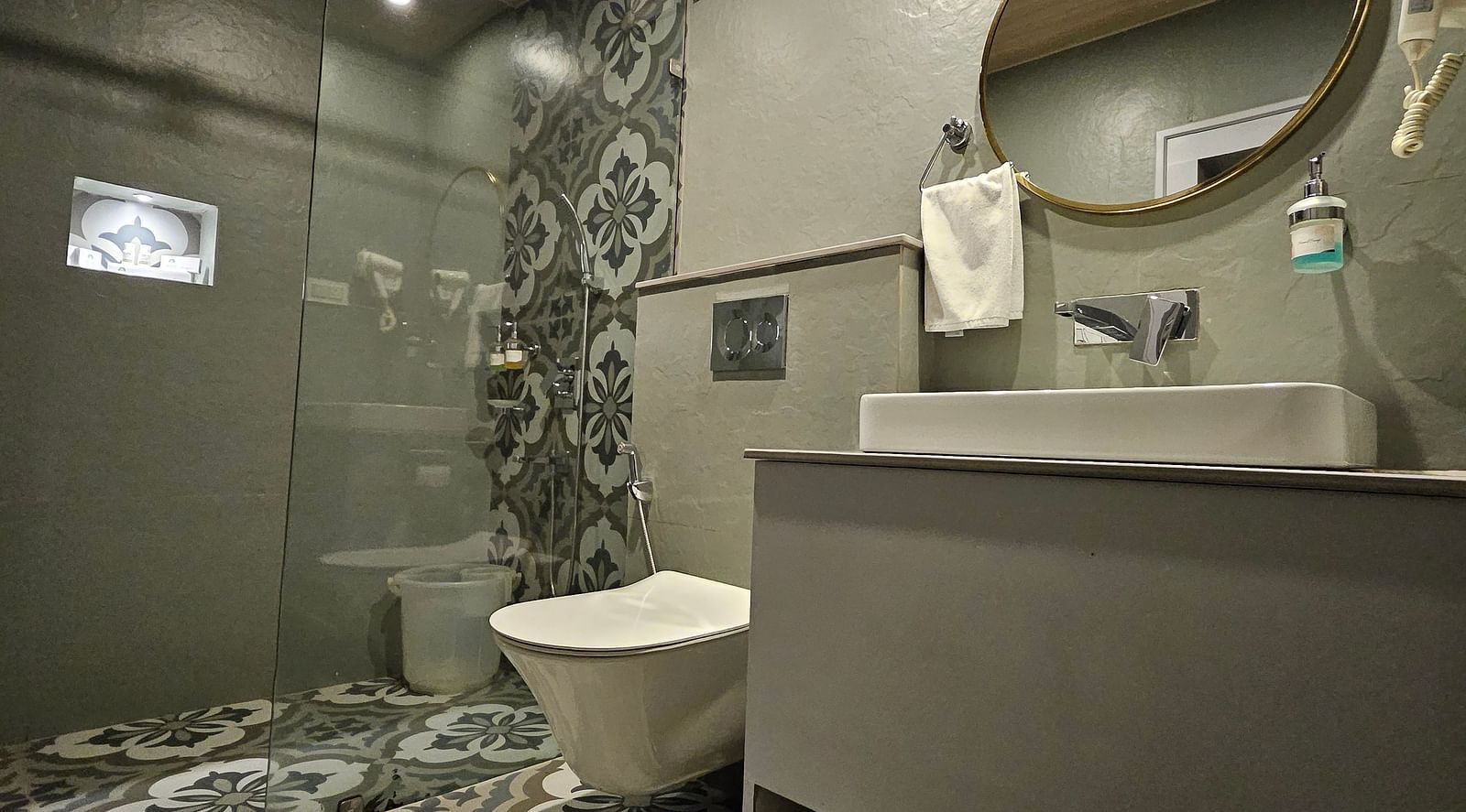 Washroom Family Suite1