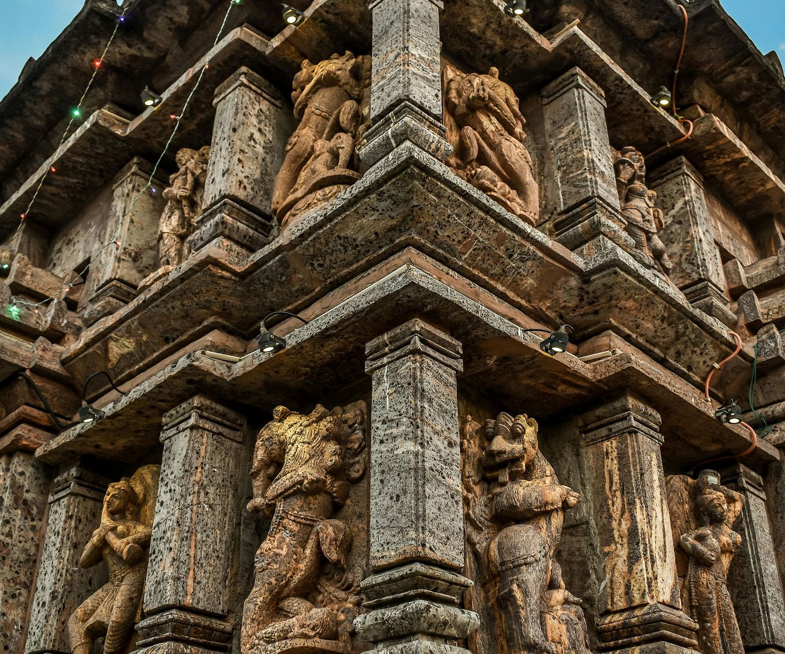 An image sculptures in between the pillars