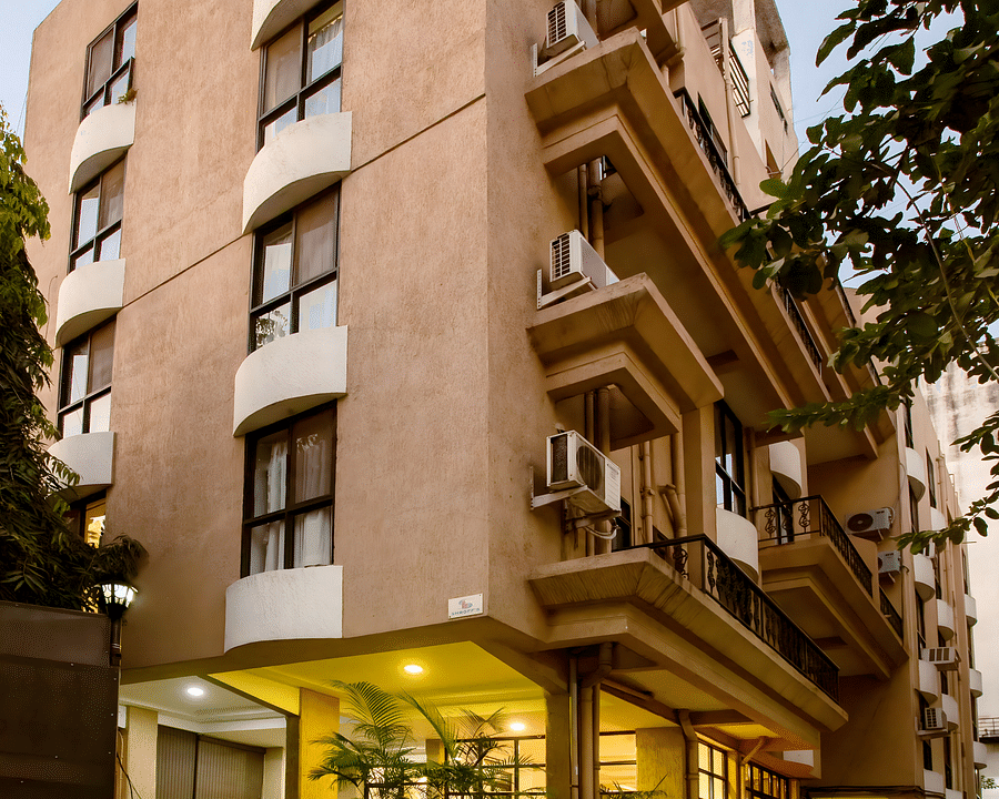 alt-text Calypso Suites Exterior 1
