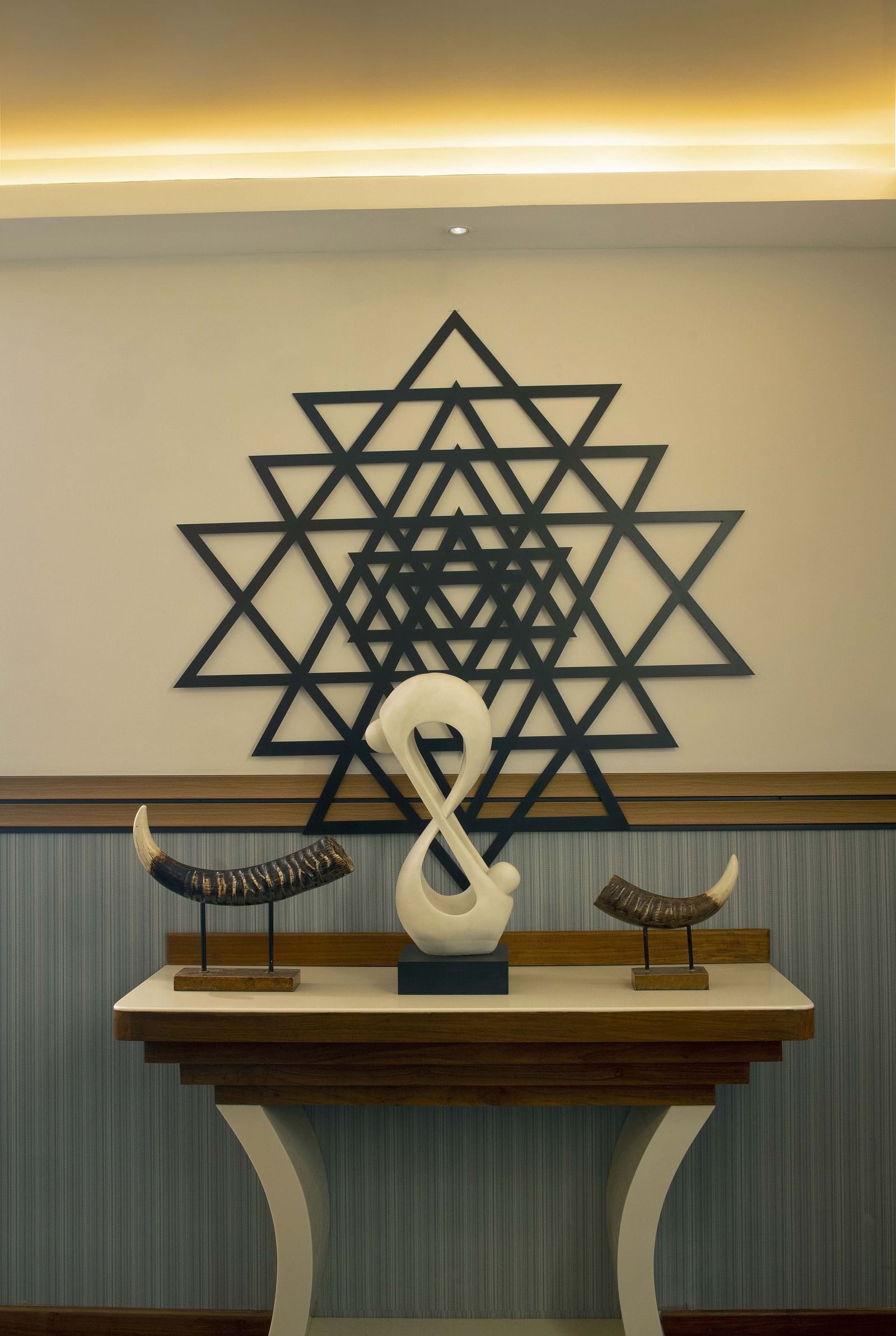 Image of a vedic mandala placed on a table along with various showpieces on the way to Ayur Spa at Coral Reef Hotel and Spa in Port Blair