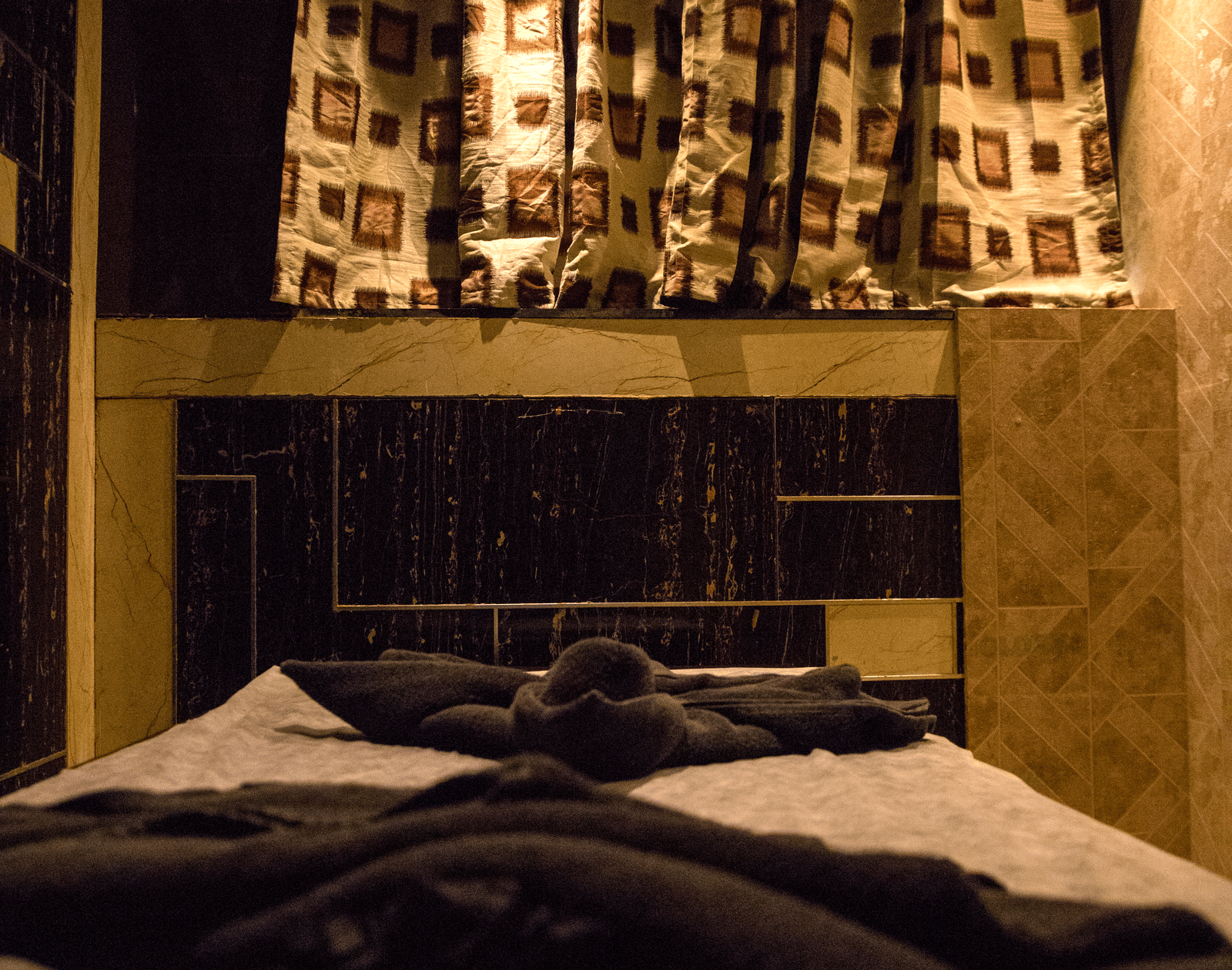 Close up shot of the spa bed at the Benzzee O2 Spa at Benzz Park, Vellore, featuring dimly lit interiors of the room.