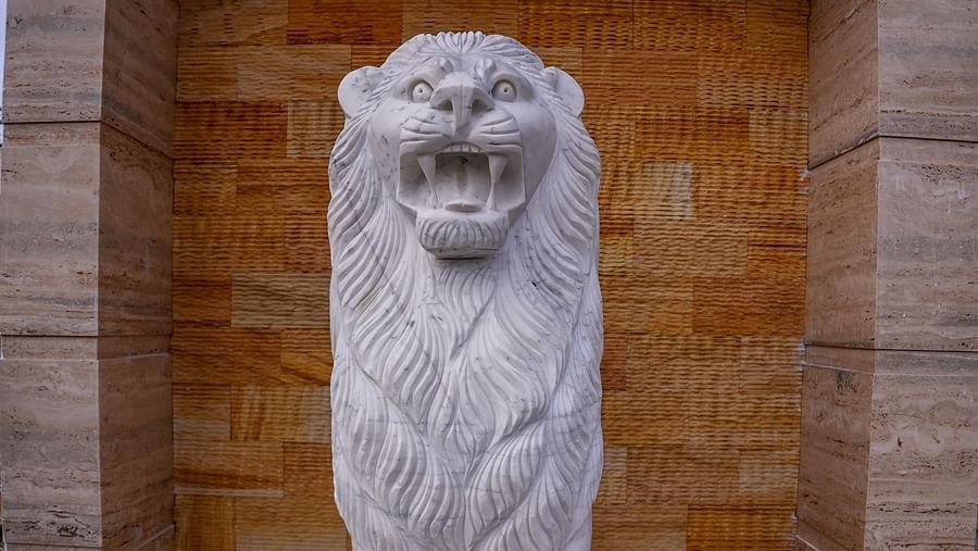 a statue of a lion 