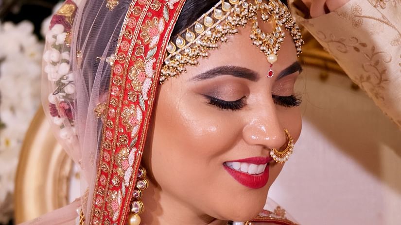 bride posing during sindoor ceremony