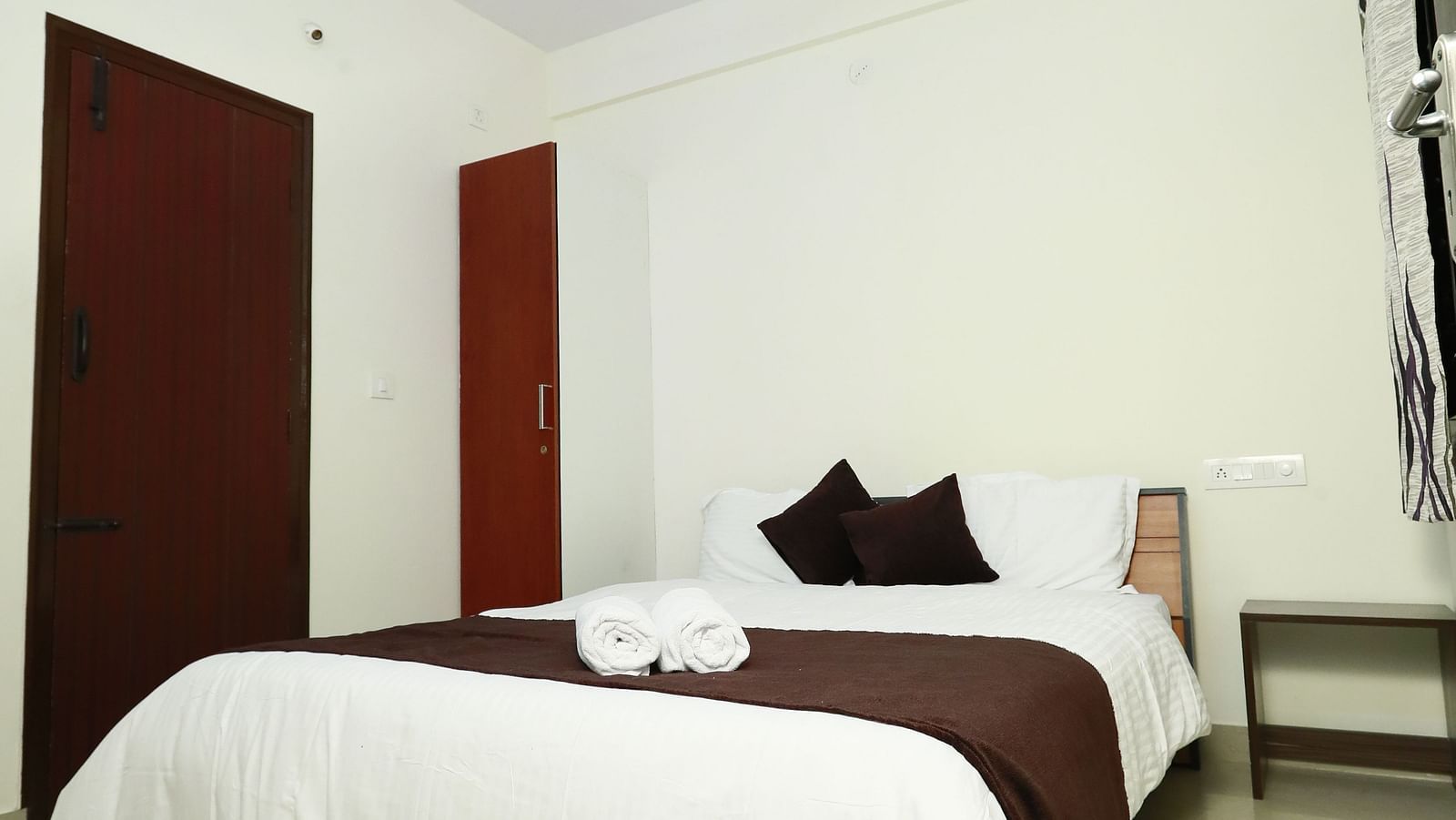 A queen size bed in a room at Tranquil ABS Orchid Serviced Apartments