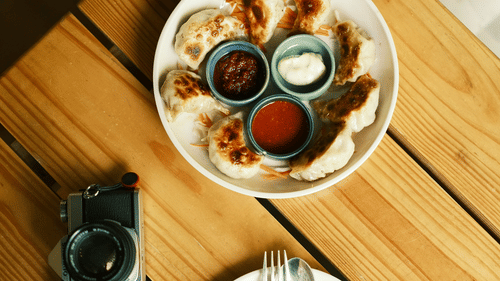 Momos served with spicy chutney and Mayo