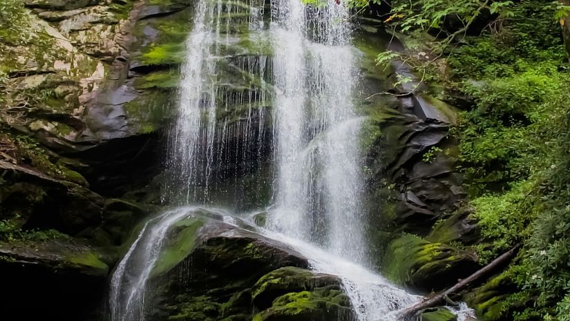 An image of waterfall 