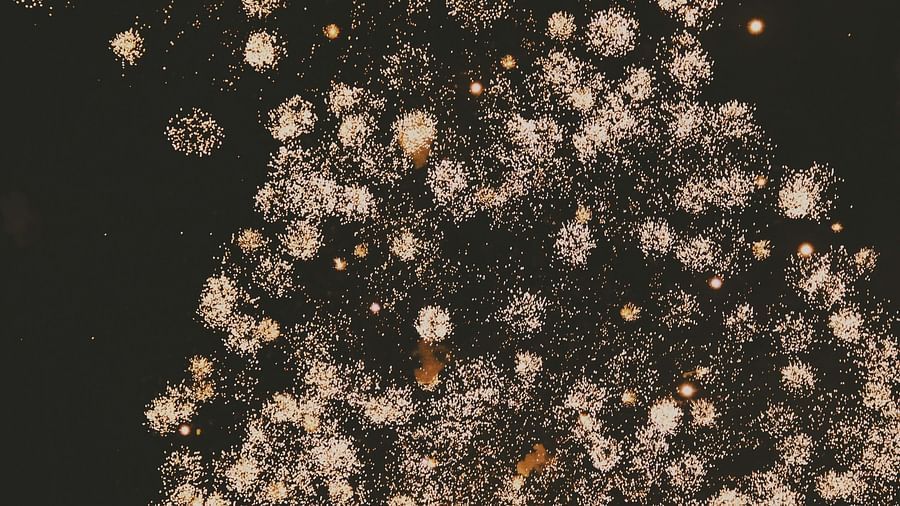 An overview of many crackers bursting in the night sky