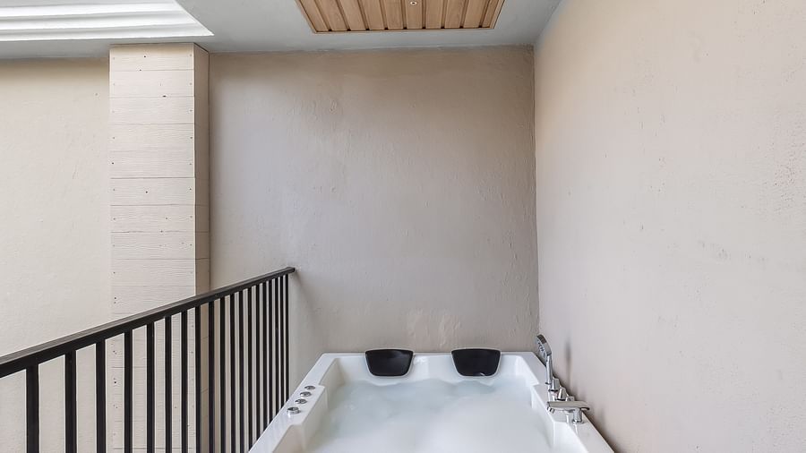 2205 Jacuzzi-1 pool view