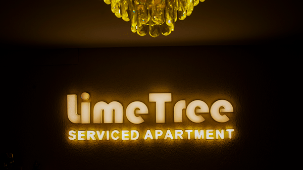 Lobby of Lime Tree Luxury Studio featuring a chandelier and property signage.