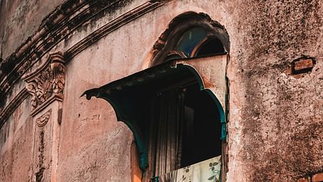 A view of a window on Rajwada palace in Indore as seen from below.