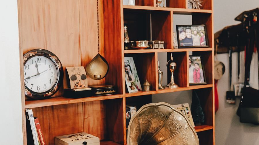 A gramophone and a shelf with books in the Living Room at Ananda Holiday Home, Wayanad 1