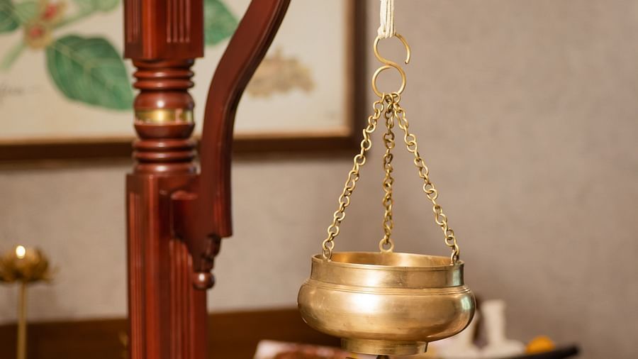 A close up shot of a device to keep a brass bowl used for shirodhra - Gamyam Resort
