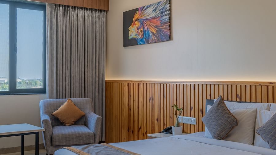 Club room at Hotel Highway King, Bagru, with a double bed, a large window offering natural light.
