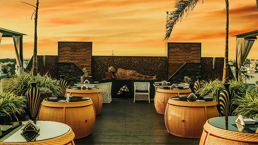 round tables with chairs placed across a space - Hotel Park Elanza, Chennai