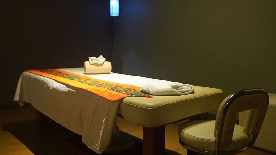 Massage bed with neatly arranged aesthetic elements