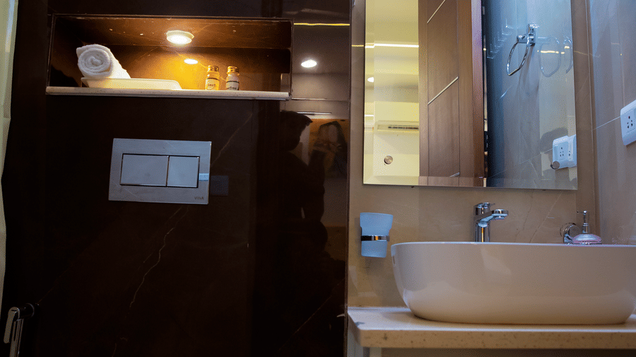Bathroom of Lime Tree Luxury Studio featuring a toilet, a wash basin, and a mirror.