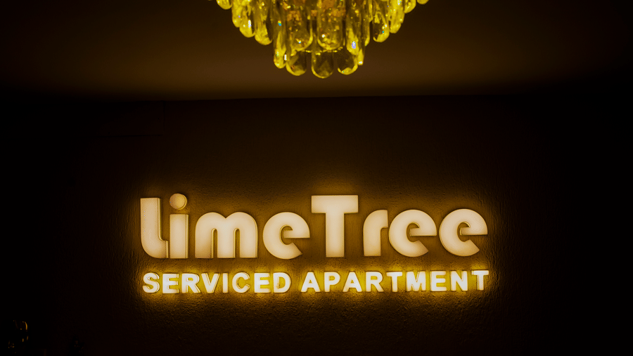 Lobby of Lime Tree Luxury Studio featuring a chandelier and property signage.