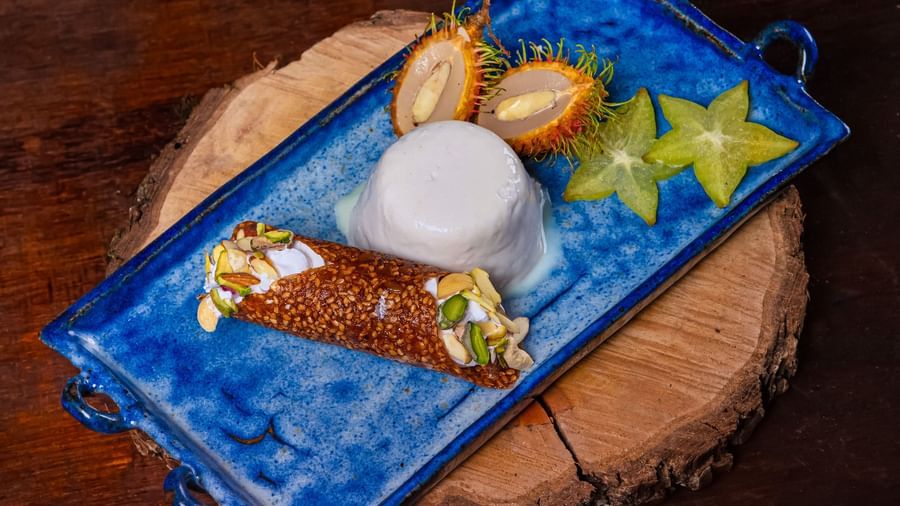 A blue plate of appetizer served on a wooden plank at The Hamuse Hotel, Kodaikanal.