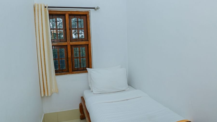 A single bed in deluxe quadruple room - Capitol Village Resort, Madikeri