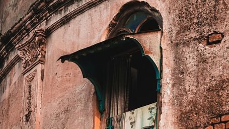 A view of a window on Rajwada palace in Indore as seen from below.