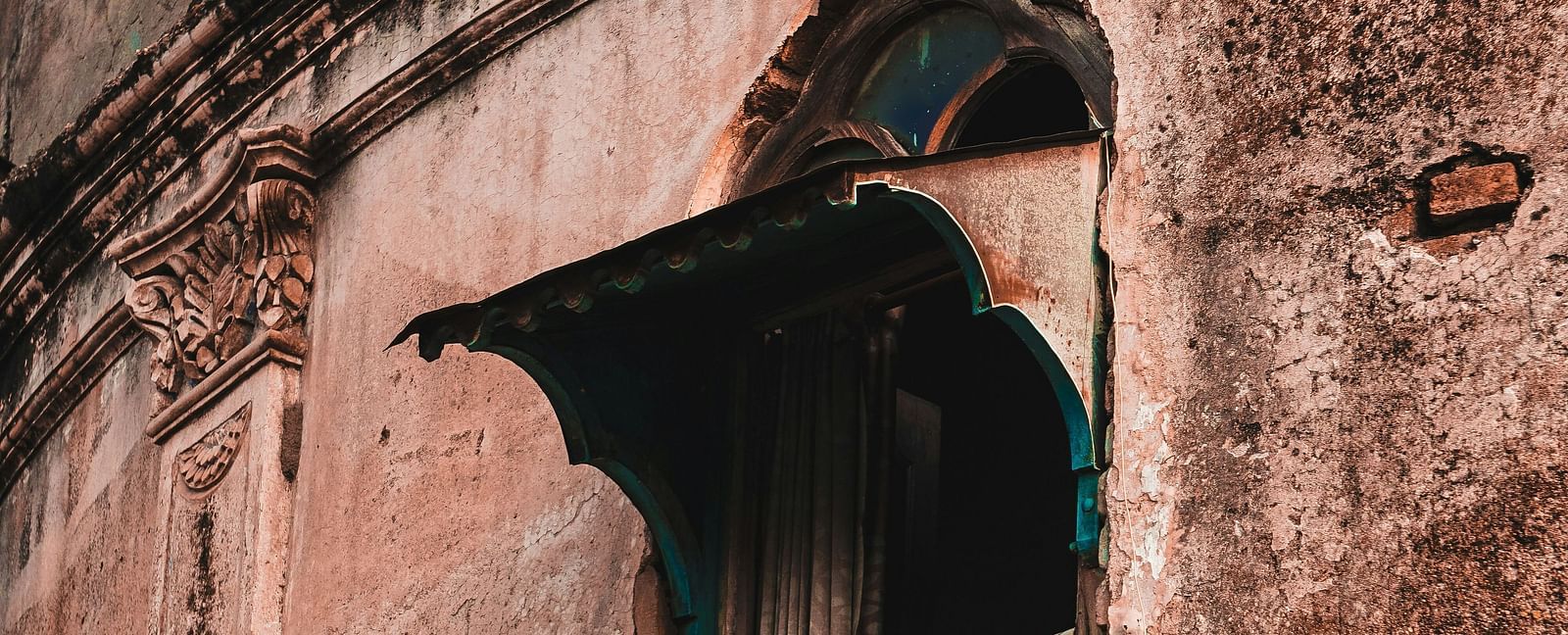 A view of a window on Rajwada palace in Indore as seen from below.