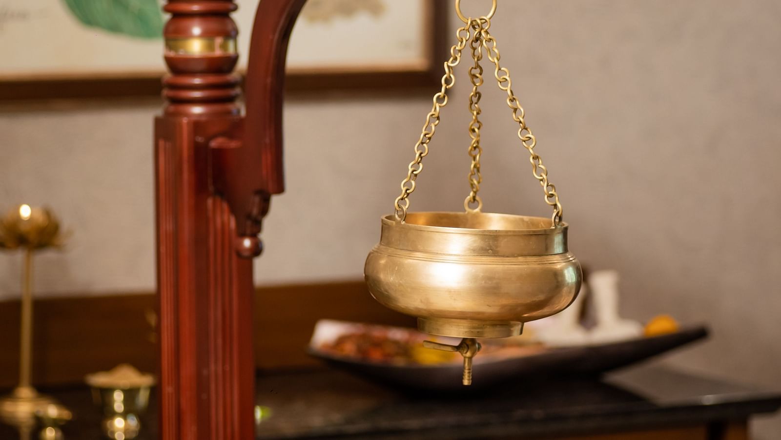 A close up shot of a device to keep a brass bowl used for shirodhra - Gamyam Resort